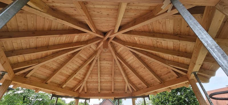 Sichtbare Holzdachkonstruktion eines achteckigen Daches von innen