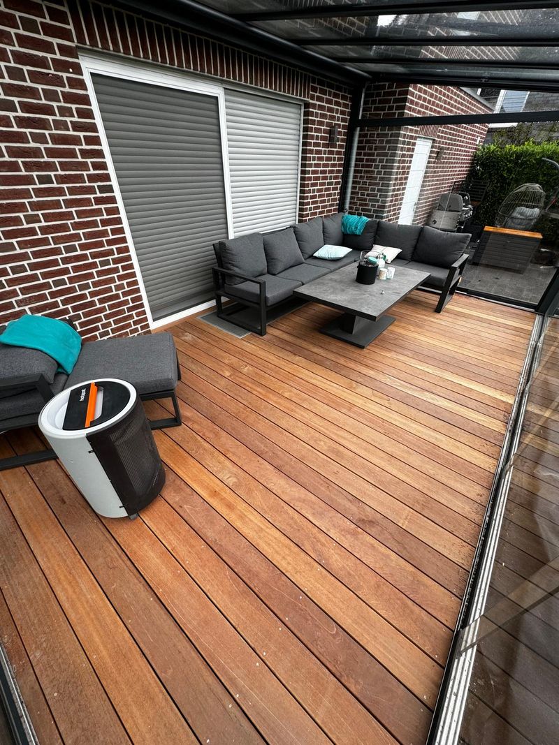 Terrasse mit Holzdielen und Loungemöbeln