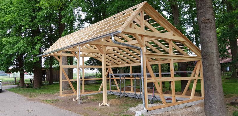 Fachwerkkonstruktion eines Pavillons zwischen Bäumen