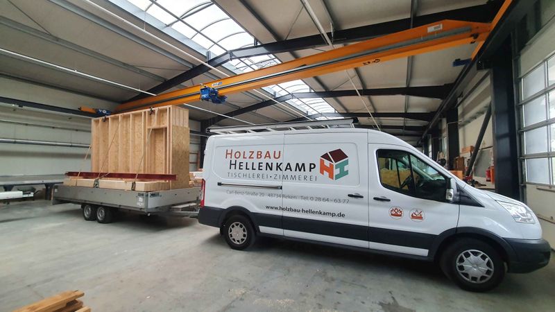 Firmenhalle mit Transporter und vorgefertigtem Holzrahmenbau-Element