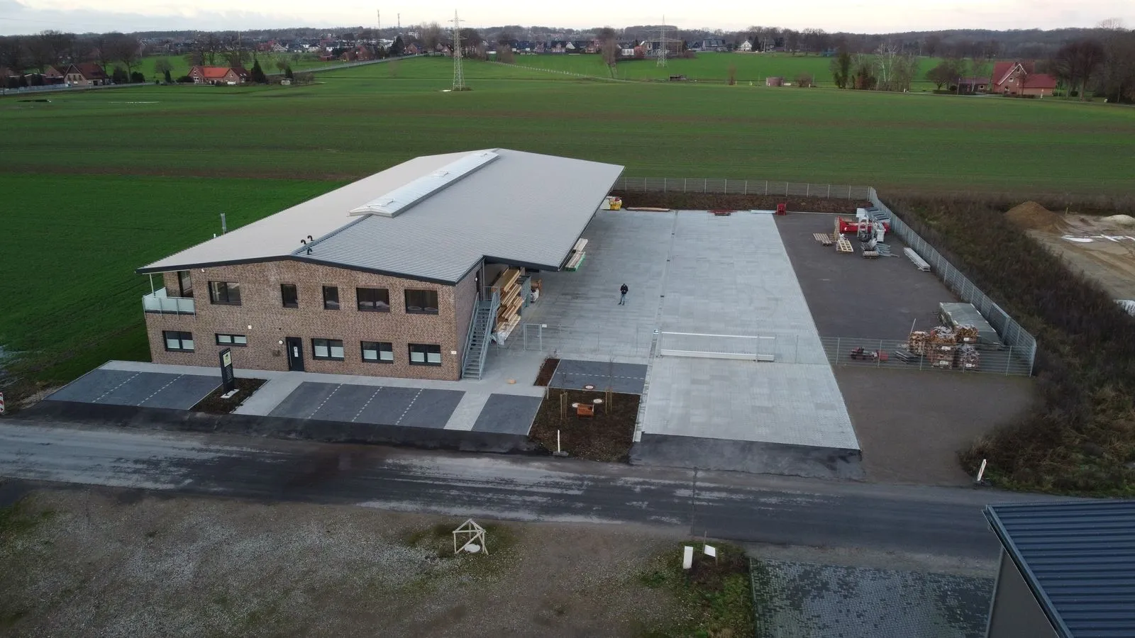 Luftaufnahme des Firmengebäudes von Holzbau Hellenkamp in Reken