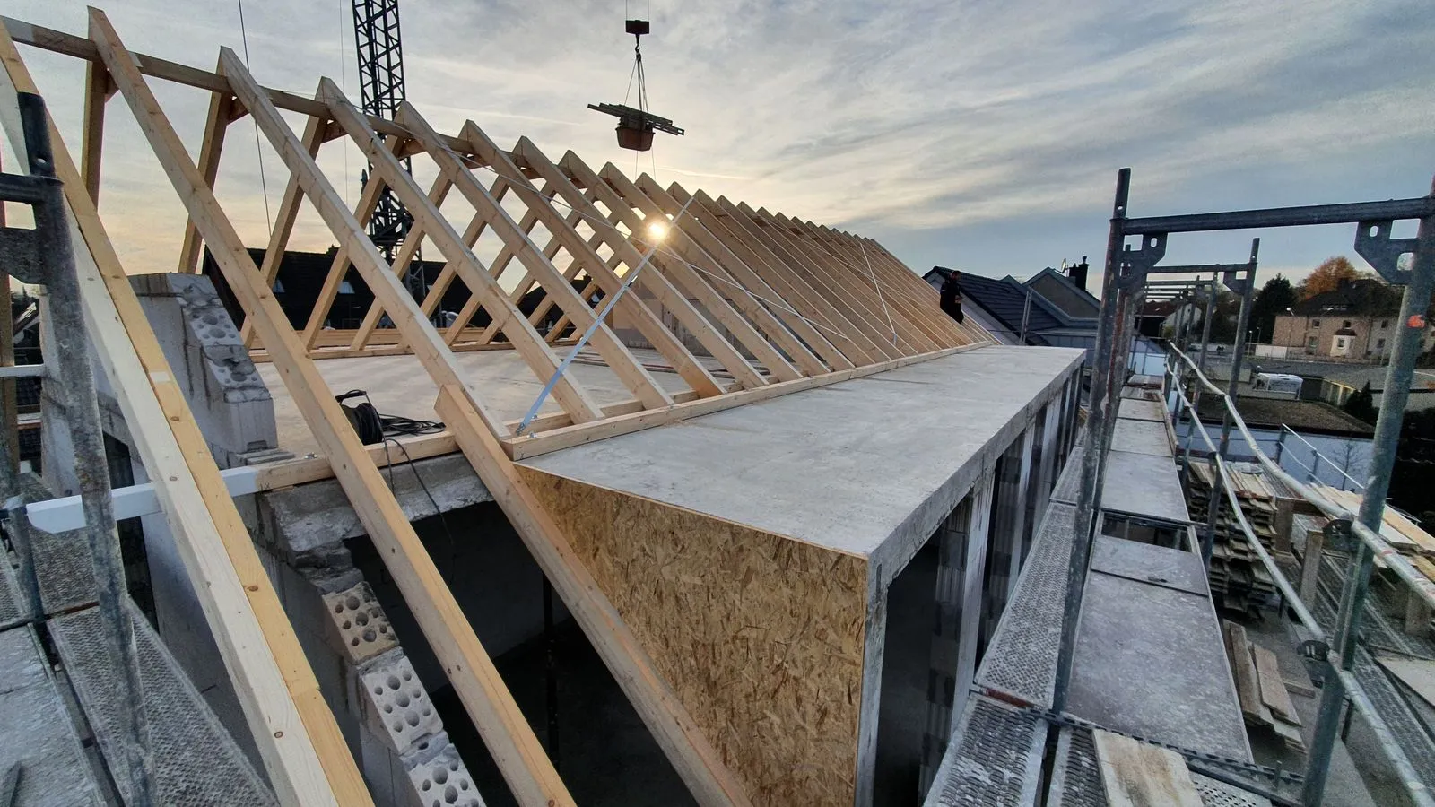 Dachstuhl in Holzbauweise auf einer Baustelle